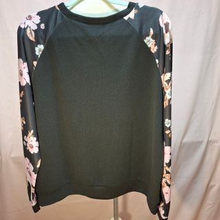 Blusa negra mangas estampadas flores