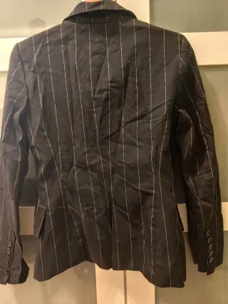 Chaqueta negra con rayas blancas