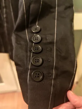 Chaqueta negra con rayas blancas