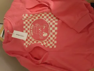 Sudadera rosa con estampado de Milk Bar.