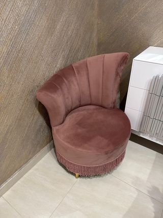 Sillón rosa con manta gris