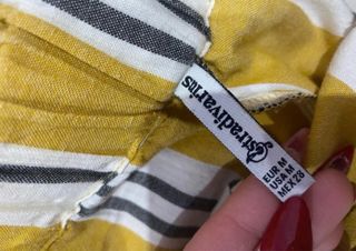 Shorts de rayas amarillos y blancos