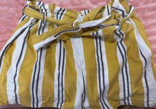 Shorts de rayas amarillos y blancos