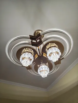 Lámpara de techo dorada y cristal