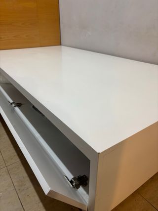 Canapé blanco de madera.