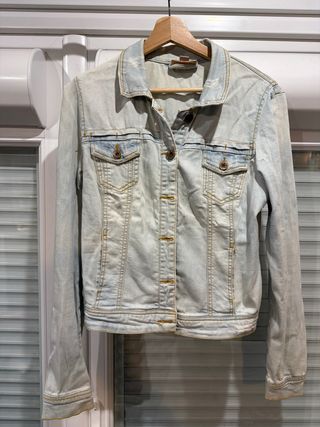 Cazadora vaquera desgastada