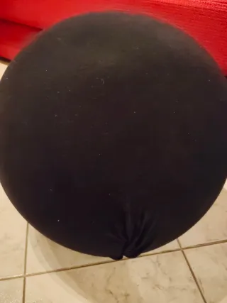 Pouf poggiapiedi Baleri in tessuto nero.