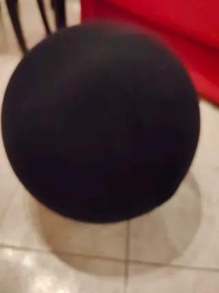 Pouf poggiapiedi Baleri in tessuto nero.