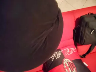 Pouf poggiapiedi Baleri in tessuto nero.