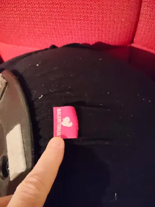 Pouf poggiapiedi Baleri in tessuto nero.