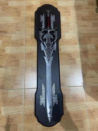 Espada decorativa medieval con grabados
