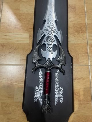Espada decorativa medieval con grabados