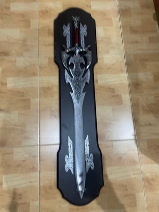 Espada decorativa medieval con grabados