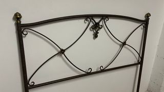 Cabecero de forja marrón y dorado