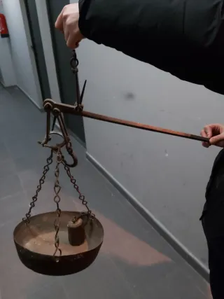 Báscula romana antigua de hierro