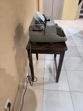 Máquina de escribir italiana OLIVETTI Lexikon 80