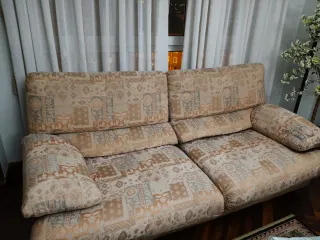 2 Sofás de tela beige y multicolor