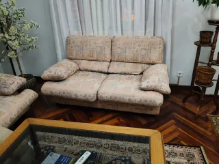 2 Sofás de tela beige y multicolor