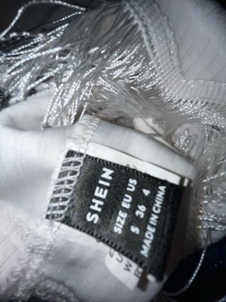 Top blanco con flecos plateados