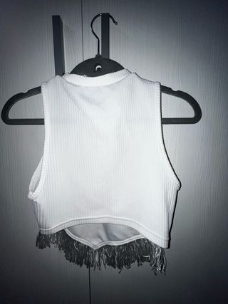 Top blanco con flecos plateados