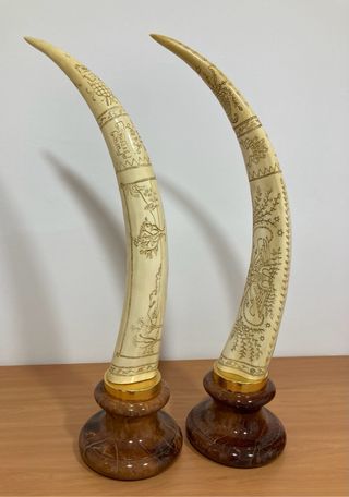 Par de Colmillos de Elefante Tallados