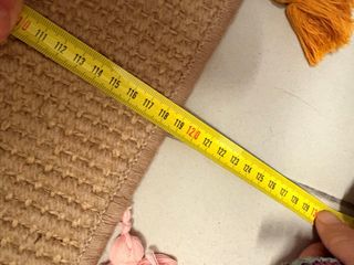 Estantería de mimbre con alfombra