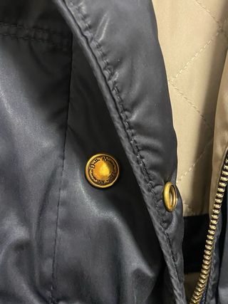 Chaqueta azul acolchada con capucha