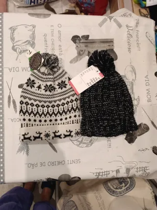 Dos gorros de invierno nuevos.carrefur blanco