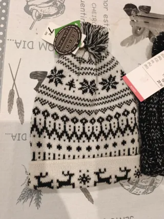 Dos gorros de invierno nuevos.carrefur blanco