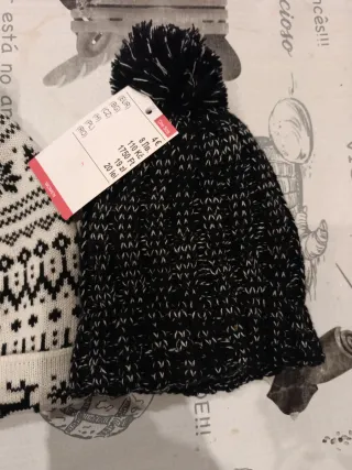 Dos gorros de invierno nuevos.carrefur blanco