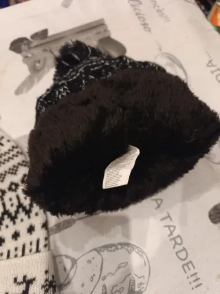 Dos gorros de invierno nuevos.carrefur blanco