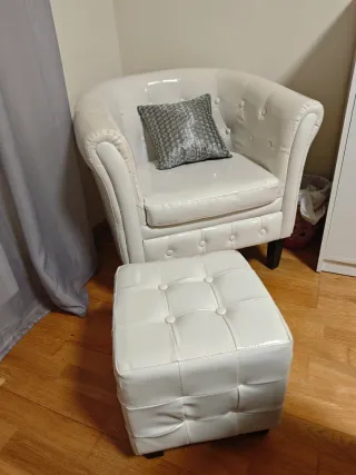 Sillón Chesterfield Blanco con Reposapiés