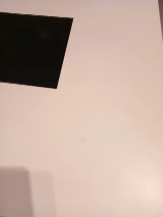 Mesa de centro blanca con detalles negros