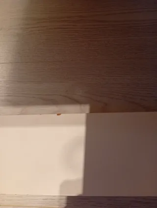 Mesa de centro blanca con detalles negros