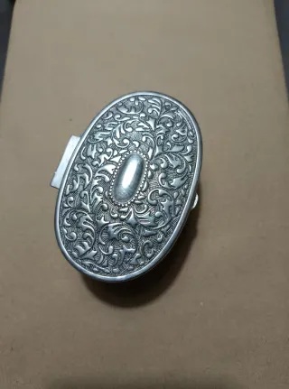 Joyero vintage ovalado con filigrana