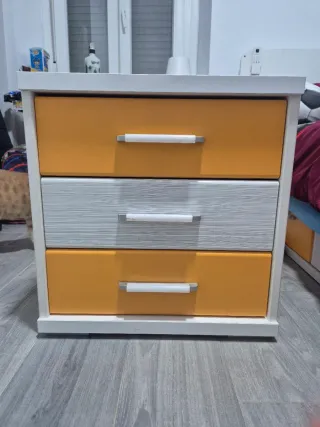 Mesita de noche 3 cajones naranja y blanco