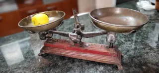 Balanza antigua hierro fundido años 50