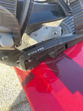 Tavole da snowboard con attacchi