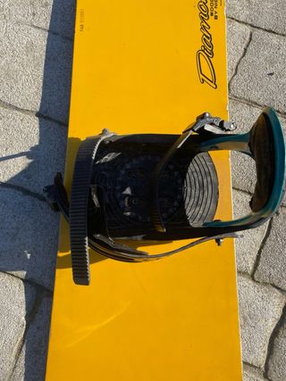 Tavole da snowboard con attacchi