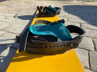 Tavole da snowboard con attacchi