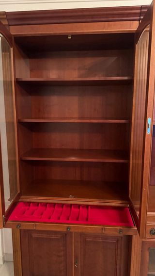 Estantería grande de madera y cristal