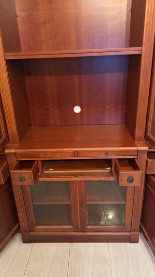 Estantería grande de madera y cristal