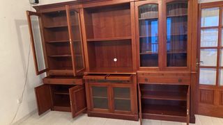 Estantería grande de madera y cristal