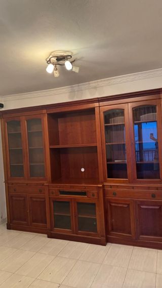 Estantería grande de madera y cristal