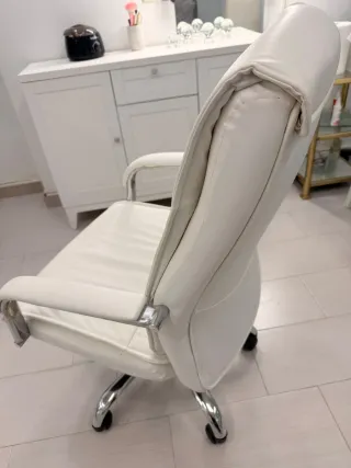 Silla de oficina blanca
