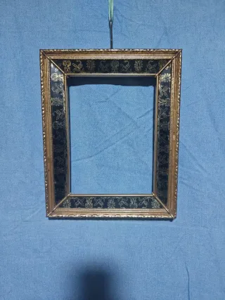 Cornice dorata vintage con decori