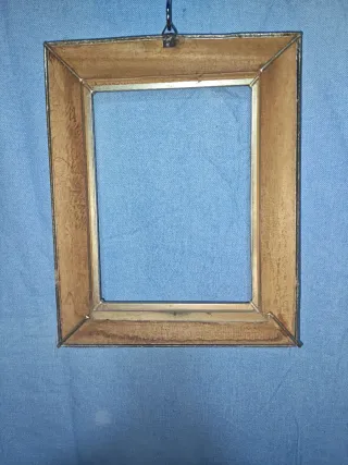 Cornice dorata vintage con decori