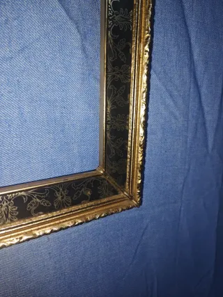 Cornice dorata vintage con decori