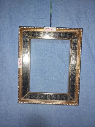 Cornice dorata vintage con decori