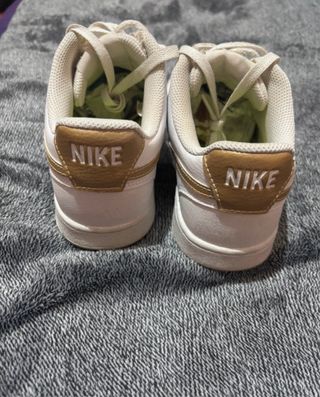 Sapatilhas Nike Branco e Dourado Tam 40